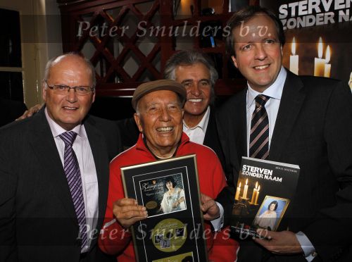 Leiden 19 januari 2010
Presenatie boek van de zangeres zonder naam geschreven door Ben Holthuis en de nieuwe cd. Johnny Hoes Alexander Pechtold Ben Holthuis 
Peter Smulders bv
