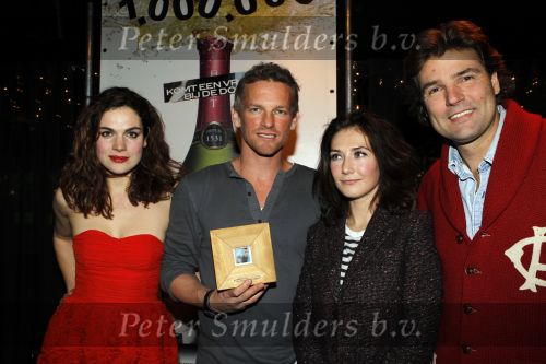 Amsterdam 15 januari 2010
Feestje vanwege 1000000 (miljoen) bezoekers bij de film komt een vrouw bij de dokter in het cobra cafe. Aanwezige cast Barry Atsma Carice v Houten Anna Drijver Dirk Zeelenberg, producent Reinout Oerlemans met zijn vrouw Danielle en schrijver Kluun met zijn vrouw.
Peter Smulders bv