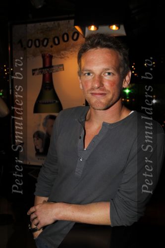 Amsterdam 15 januari 2010
Feestje vanwege 1000000 (miljoen) bezoekers bij de film komt een vrouw bij de dokter in het cobra cafe. Aanwezige cast Barry Atsma Carice v Houten Anna Drijver Dirk Zeelenberg, producent Reinout Oerlemans met zijn vrouw Danielle en schrijver Kluun met zijn vrouw.
Peter Smulders bv