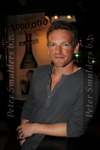 Amsterdam 15 januari 2010
Feestje vanwege 1000000 (miljoen) bezoekers bij de film komt een vrouw bij de dokter in het cobra cafe. Aanwezige cast Barry Atsma Carice v Houten Anna Drijver Dirk Zeelenberg, producent Reinout Oerlemans met zijn vrouw Danielle en schrijver Kluun met zijn vrouw.
Peter Smulders bv