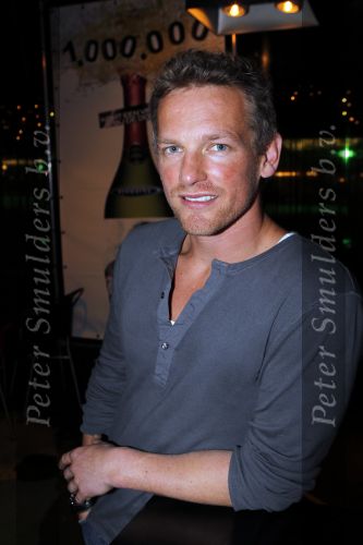Amsterdam 15 januari 2010
Feestje vanwege 1000000 (miljoen) bezoekers bij de film komt een vrouw bij de dokter in het cobra cafe. Aanwezige cast Barry Atsma Carice v Houten Anna Drijver Dirk Zeelenberg, producent Reinout Oerlemans met zijn vrouw Danielle en schrijver Kluun met zijn vrouw.
Peter Smulders bv