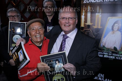 Leiden 19 januari 2010
Presenatie boek van de zangeres zonder naam geschreven door Ben Holthuis en de nieuwe cd. Ben Holthuis en Johnny Hoes
Peter Smulders bv