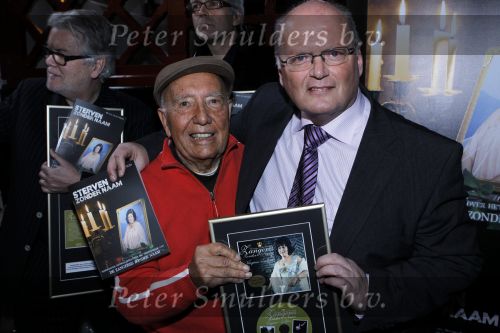 Leiden 19 januari 2010
Presenatie boek van de zangeres zonder naam geschreven door Ben Holthuis en de nieuwe cd. Ben Holthuis en Johnny Hoes
Peter Smulders bv