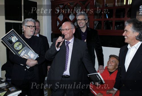 Leiden 19 januari 2010
Presenatie boek van de zangeres zonder naam geschreven door Ben Holthuis en de nieuwe cd. Ben Holthuis met Johnny en Adriaan Hoes
Peter Smulders bv