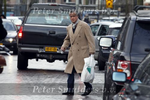 Amsterdam 30 januari 2010
Bram Moszkowicz doe boodschappen op de cornelis schuytstraat met zijn old timer aston martin.
Peter Smulders bv