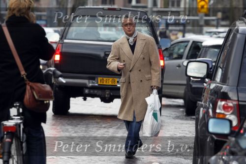 Amsterdam 30 januari 2010
Bram Moszkowicz doe boodschappen op de cornelis schuytstraat met zijn old timer aston martin.
Peter Smulders bv