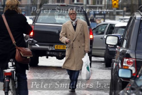 Amsterdam 30 januari 2010
Bram Moszkowicz doe boodschappen op de cornelis schuytstraat met zijn old timer aston martin.
Peter Smulders bv