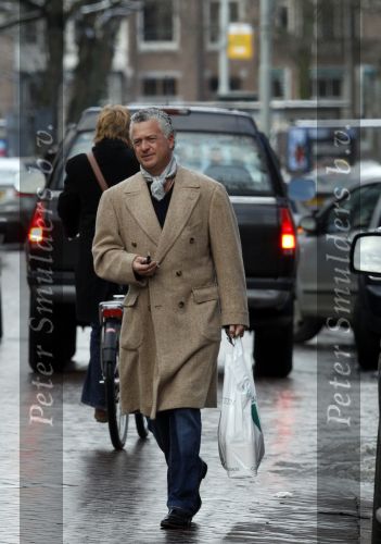 Amsterdam 30 januari 2010
Bram Moszkowicz doe boodschappen op de cornelis schuytstraat met zijn old timer aston martin.
Peter Smulders bv