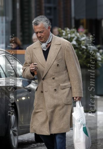 Amsterdam 30 januari 2010
Bram Moszkowicz doe boodschappen op de cornelis schuytstraat met zijn old timer aston martin.
Peter Smulders bv