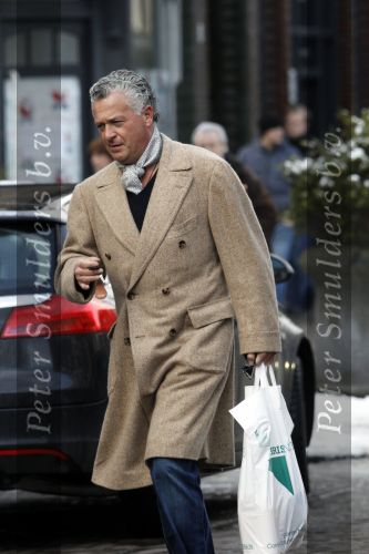 Amsterdam 30 januari 2010
Bram Moszkowicz doe boodschappen op de cornelis schuytstraat met zijn old timer aston martin.
Peter Smulders bv