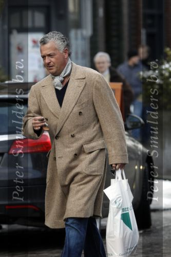 Amsterdam 30 januari 2010
Bram Moszkowicz doe boodschappen op de cornelis schuytstraat met zijn old timer aston martin.
Peter Smulders bv