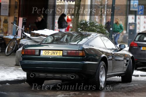 Amsterdam 30 januari 2010
Bram Moszkowicz doe boodschappen op de cornelis schuytstraat met zijn old timer aston martin.
Peter Smulders bv