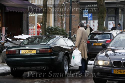 Amsterdam 30 januari 2010
Bram Moszkowicz doe boodschappen op de cornelis schuytstraat met zijn old timer aston martin.
Peter Smulders bv