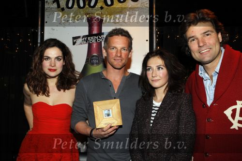 Amsterdam 15 januari 2010
Feestje vanwege 1000000 (miljoen) bezoekers bij de film komt een vrouw bij de dokter in het cobra cafe. Aanwezige cast Barry Atsma Carice v Houten Anna Drijver Dirk Zeelenberg, producent Reinout Oerlemans met zijn vrouw Danielle en schrijver Kluun met zijn vrouw.
Peter Smulders bv