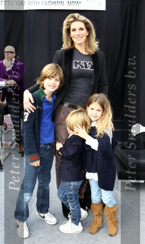 Amsterdam, 31 Januari 2010
Amsterdam International Fashion Week 
Danielle Oerlemans met man Reinout Oerlemans en kinderen