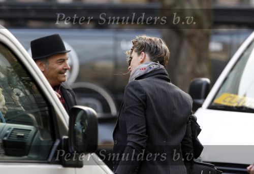 Amsterdam 20 januari 2010
Ruud en estelle Gullit met een vriend van hen uit Los Angeles. Danielle Overgaag kwam hem de hand schudden terwijl leco haar haren aan het verven was. Ruud en estelle proberen haar te verbergen voor de fotograaf.
Peter Smulders bv