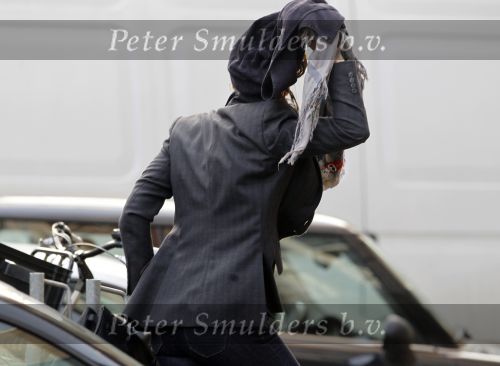 Amsterdam 20 januari 2010
Ruud en estelle Gullit met een vriend van hen uit Los Angeles. Danielle Overgaag kwam hem de hand schudden terwijl leco haar haren aan het verven was. Ruud en estelle proberen haar te verbergen voor de fotograaf.
Peter Smulders bv