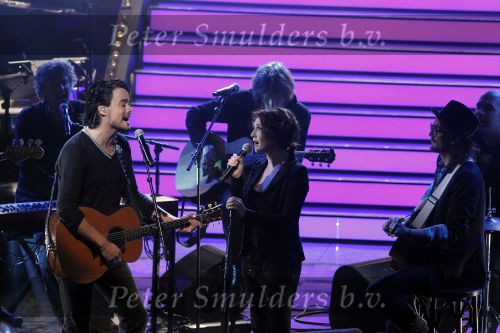 Hilversum 21 januari 2010
Rtl SBS en de NOS hebben samen een tv programma en aktie in elkaar gedraaid om zoveel mogelijk geld op te halen voor giro 55 ten bate van Haiti. Dinand Woesthoff van Kane met Carice v Houten
Peter Smulders bv