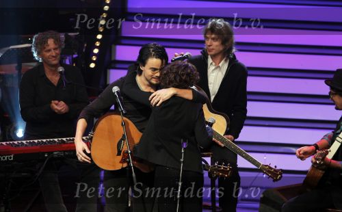 Hilversum 21 januari 2010
Rtl SBS en de NOS hebben samen een tv programma en aktie in elkaar gedraaid om zoveel mogelijk geld op te halen voor giro 55 ten bate van Haiti. Dinand Woesthoff van Kane met Carice v Houten
Peter Smulders bv