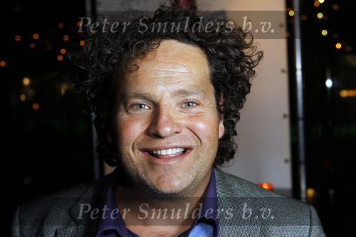 Amsterdam 15 januari 2010
Feestje vanwege 1000000 (miljoen) bezoekers bij de film komt een vrouw bij de dokter in het cobra cafe. Aanwezige cast Barry Atsma Carice v Houten Anna Drijver Dirk Zeelenberg, producent Reinout Oerlemans met zijn vrouw Danielle en schrijver Kluun met zijn vrouw.
Peter Smulders bv
