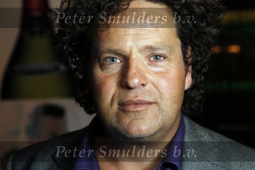 Amsterdam 15 januari 2010
Feestje vanwege 1000000 (miljoen) bezoekers bij de film komt een vrouw bij de dokter in het cobra cafe. Aanwezige cast Barry Atsma Carice v Houten Anna Drijver Dirk Zeelenberg, producent Reinout Oerlemans met zijn vrouw Danielle en schrijver Kluun met zijn vrouw.
Peter Smulders bv