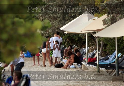 Curacao 9 januari 2010
Doutzen Kroes met haar nieuwe vriend dj Sunnery james op het mooiste strandje van Curacao genaamd Port Marie.
Peter Smulders bv
