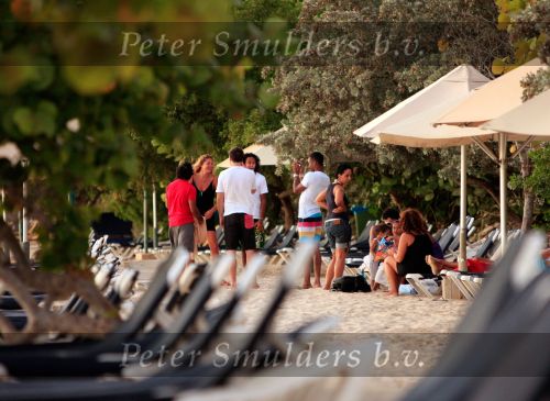Curacao 9 januari 2010
Doutzen Kroes met haar nieuwe vriend dj Sunnery james op het mooiste strandje van Curacao genaamd Port Marie.
Peter Smulders bv