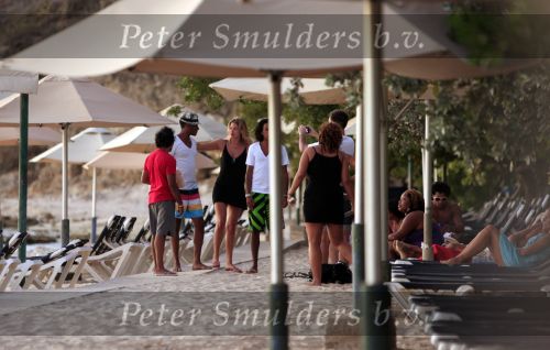 Curacao 9 januari 2010
Doutzen Kroes met haar nieuwe vriend dj Sunnery james op het mooiste strandje van Curacao genaamd Port Marie.
Peter Smulders bv