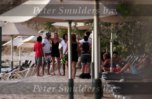 Curacao 9 januari 2010
Doutzen Kroes met haar nieuwe vriend dj Sunnery james op het mooiste strandje van Curacao genaamd Port Marie.
Peter Smulders bv