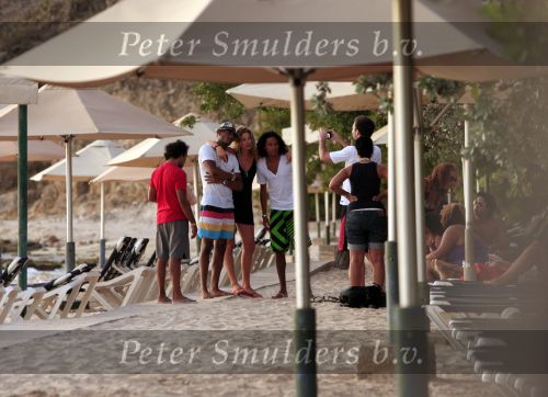 Curacao 9 januari 2010
Doutzen Kroes met haar nieuwe vriend dj Sunnery james op het mooiste strandje van Curacao genaamd Port Marie.
Peter Smulders bv