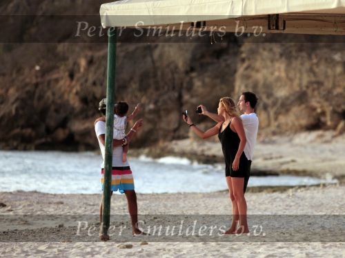 Curacao 9 januari 2010
Doutzen Kroes met haar nieuwe vriend dj Sunnery james op het mooiste strandje van Curacao genaamd Port Marie.
Peter Smulders bv