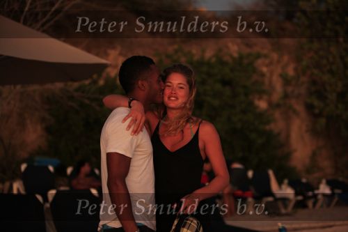Curacao 9 januari 2010
Doutzen Kroes met haar nieuwe vriend dj Sunnery james op het mooiste strandje van Curacao genaamd Port Marie.
Peter Smulders bv