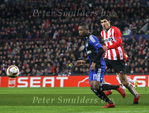 Eindhoven, 25 Februari 2010
1/8 Finale Uefa Europa League PSV-HSV, eindstand 3-2
PSV uitgeschakeld op basis van uit gescoorde doelpunten
Eljero Elia in duel met Maza
Foto Junior Smulders
