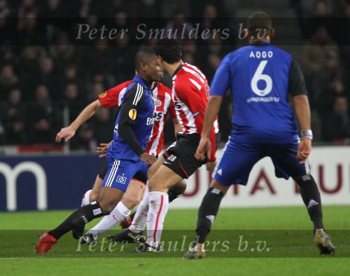 Eindhoven, 25 Februari 2010
1/8 Finale Uefa Europa League PSV-HSV, eindstand 3-2
PSV uitgeschakeld op basis van uit gescoorde doelpunten
Eljero Elia in duel met Otman Bakkal
Foto Junior Smulders