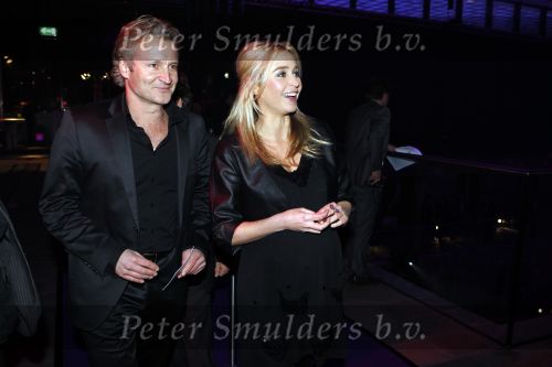 Hilversum 25 januari 2010
Wendy v Dijk zwanger met Erland Galjaard bij de uitreiking van de gouden beelden bij beeld en geluid.
Peter Smulders bv