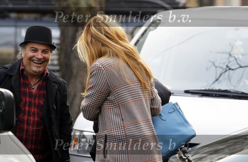Amsterdam 20 januari 2010
Ruud en estelle Gullit met een vriend van hen uit Los Angeles. Danielle Overgaag kwam hem de hand schudden terwijl leco haar haren aan het verven was. Ruud en estelle proberen haar te verbergen voor de fotograaf.
Peter Smulders bv
