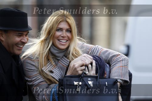 Amsterdam 20 januari 2010
Ruud en estelle Gullit met een vriend van hen uit Los Angeles. Danielle Overgaag kwam hem de hand schudden terwijl leco haar haren aan het verven was. Ruud en estelle proberen haar te verbergen voor de fotograaf.
Peter Smulders bv