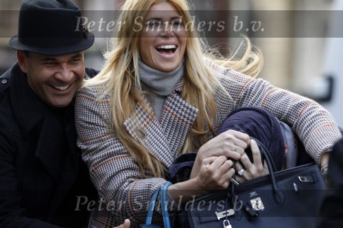 Amsterdam 20 januari 2010
Ruud en estelle Gullit met een vriend van hen uit Los Angeles. Danielle Overgaag kwam hem de hand schudden terwijl leco haar haren aan het verven was. Ruud en estelle proberen haar te verbergen voor de fotograaf.
Peter Smulders bv