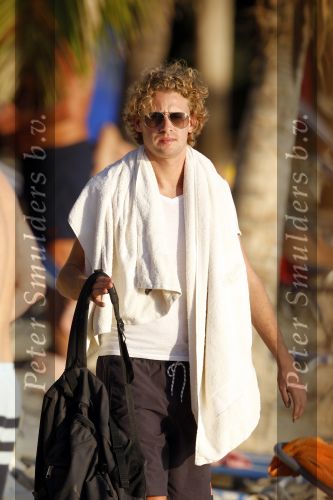 Curacao 28 december 2009
Ewout Genemans op het strand in curacao.
Ewout is ongelofelijk populair bij de nederlandse jeugd.
Peter Smulders bv