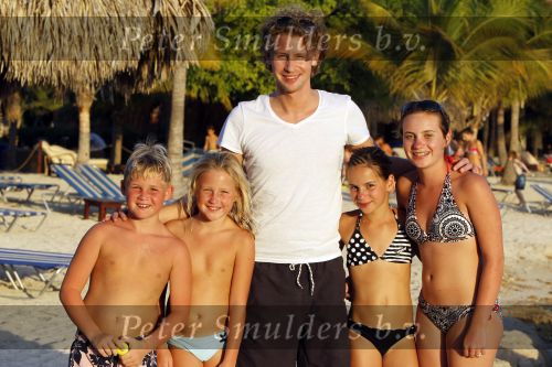 Curacao 28 december 2009
Ewout Genemans op het strand in curacao.
Ewout is ongelofelijk populair bij de nederlandse jeugd.
Peter Smulders bv
