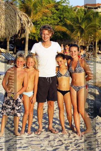 Curacao 28 december 2009
Ewout Genemans op het strand in curacao.
Ewout is ongelofelijk populair bij de nederlandse jeugd.
Peter Smulders bv