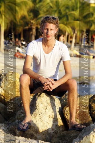 Curacao 28 december 2009
Ewout Genemans op het strand in curacao.
Ewout is ongelofelijk populair bij de nederlandse jeugd.
Peter Smulders bv