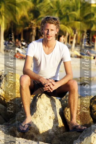 Curacao 28 december 2009
Ewout Genemans op het strand in curacao.
Ewout is ongelofelijk populair bij de nederlandse jeugd.
Peter Smulders bv