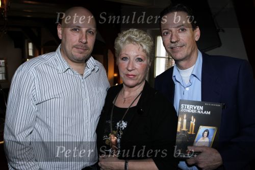 Leiden 19 januari 2010
Presenatie boek van de zangeres zonder naam geschreven door Ben Holthuis en de nieuwe cd. neven en nichten van Mary Servaes ...Beij
Peter Smulders bv
