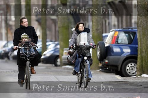 Amsterdam 4 maart 2006
Kim v Kooten met haar vriend Jacob Derwig en hun zoontje op de fiets
Peter Smulders bv