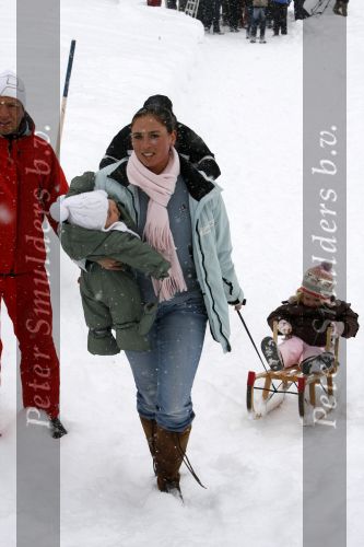 Lech 26 februari 2006
Kindermeisje Hansje Gortz, Prins Willem Alexander Maxima Amalia en Alexia tijdens fotouurtje op hun vakantie in Lech.