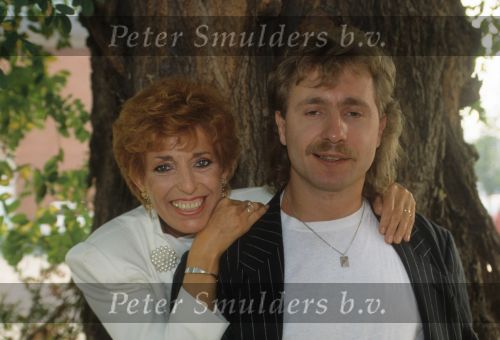 Trea Dobbs met haar overleden partner Hans Mortel  + 4 Februari. 2010 )