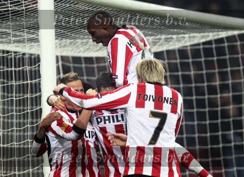 Eindhoven, 24 Februari 2011
Uefacup wedstrijd PSV-OSC Lille, eindstand 3-1
Atiba Hutchinson is blij met de1-1 van Blasz Dzsudzsak
Foto Junior Smulders
