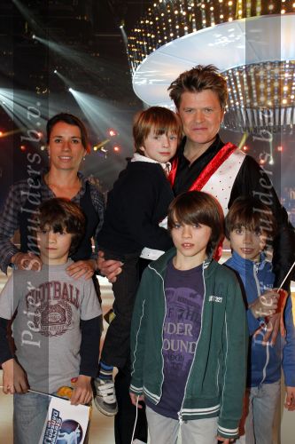 Hilversum 4 februari 2011
Sterren dansen op het ijs bij SBS6 in studio 22.
Het wordt gepresenteerd door Gerard Joling en Nance Coolen. Beau v Erven Dorens met vrouw en kinderen
Peter Smulders bv