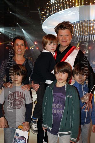 Hilversum 4 februari 2011
Sterren dansen op het ijs bij SBS6 in studio 22.
Het wordt gepresenteerd door Gerard Joling en Nance Coolen. Beau v Erven Dorens met vrouw en kinderen
Peter Smulders bv